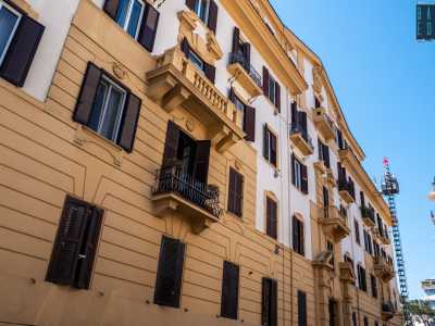Lasciamo ora i due palazzi gemelli per andare a visitare l�edificio principale del complesso, che si staglia sulla perpendicolare via Guido de Ruggiero